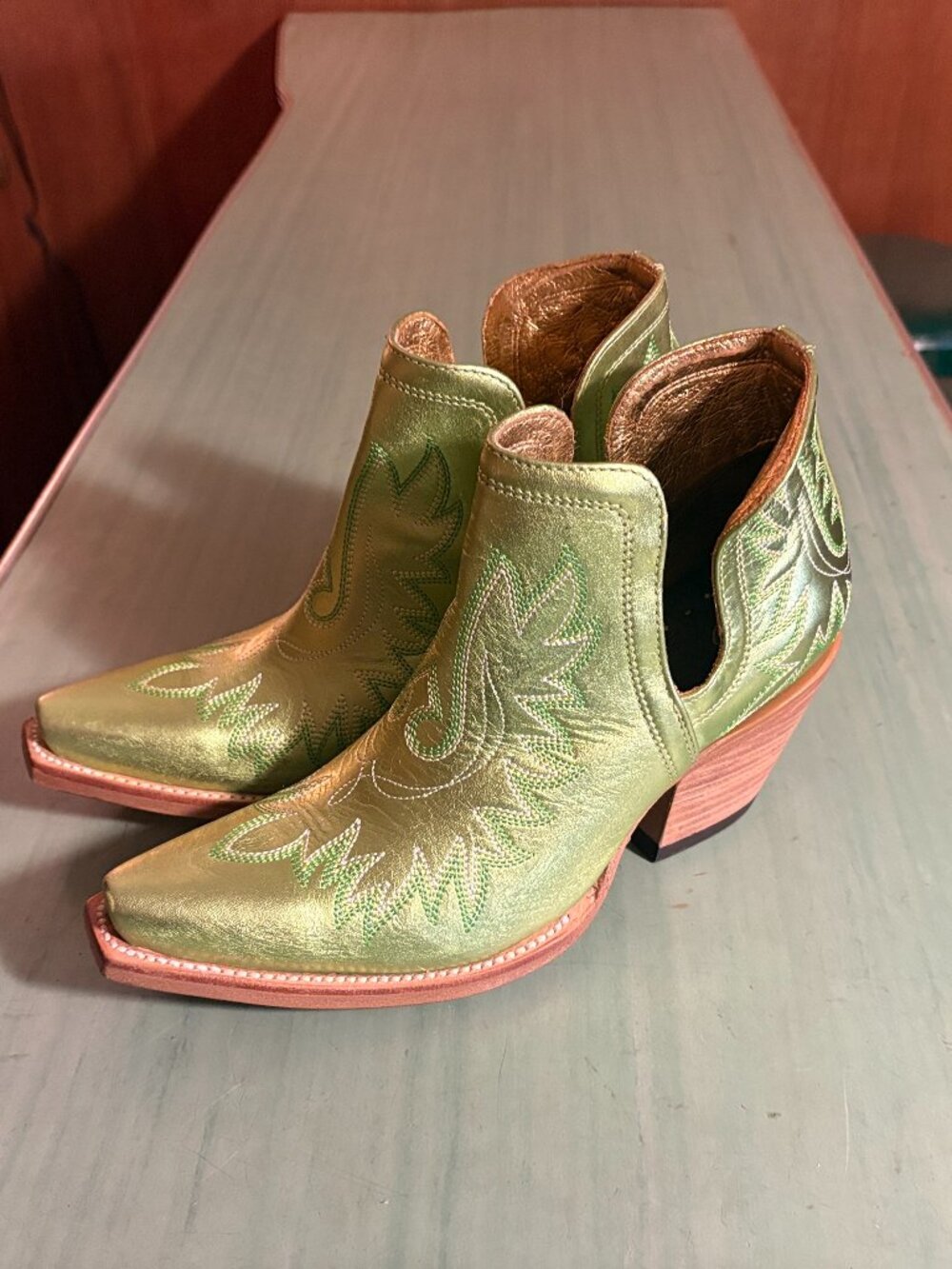 WORN ONCE Womens Ariat Dixon Electric Green Apple Ankle Boots Size 9 B 10050874
